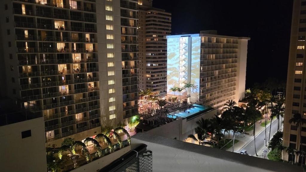 Waikiki Condo 2 Bedrooms 2 Bathrooms With 1 Free Parking Space โฮโนลูลู ภายนอก รูปภาพ