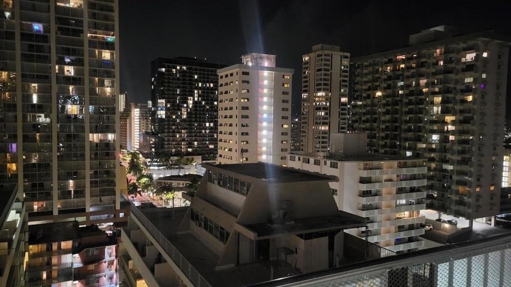 Waikiki Condo 2 Bedrooms 2 Bathrooms With 1 Free Parking Space โฮโนลูลู ภายนอก รูปภาพ
