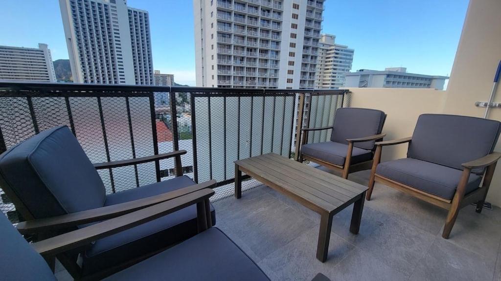 Waikiki Condo 2 Bedrooms 2 Bathrooms With 1 Free Parking Space โฮโนลูลู ภายนอก รูปภาพ