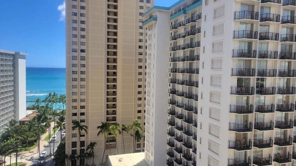 Waikiki Condo 2 Bedrooms 2 Bathrooms With 1 Free Parking Space โฮโนลูลู ภายนอก รูปภาพ