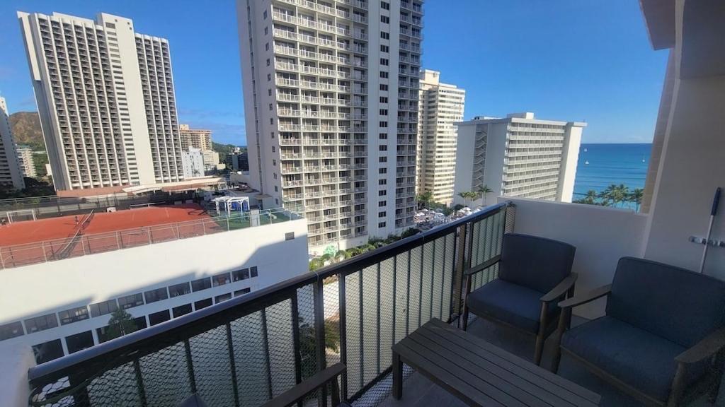 Waikiki Condo 2 Bedrooms 2 Bathrooms With 1 Free Parking Space โฮโนลูลู ภายนอก รูปภาพ