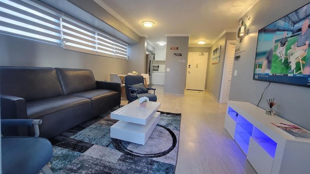 Waikiki Condo 2 Bedrooms 2 Bathrooms With 1 Free Parking Space โฮโนลูลู ภายนอก รูปภาพ
